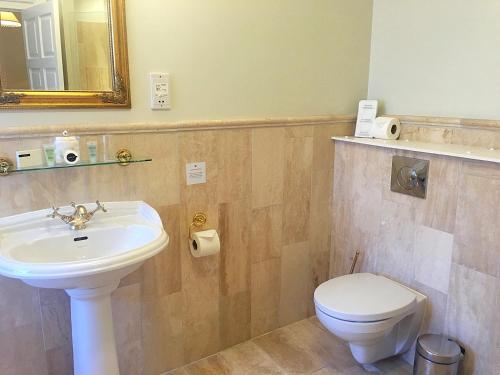 Bathroom, Glenmoriston Arms Hotel in Invermoriston