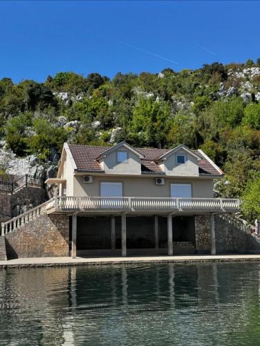 Lakeside house in Dodoši