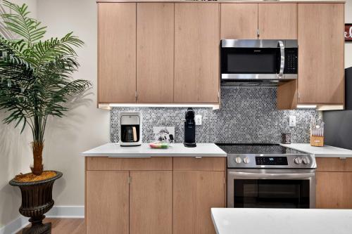 Phoenix Hill Full Duplex 4BR & 2 Kitchens for 8 - image 2