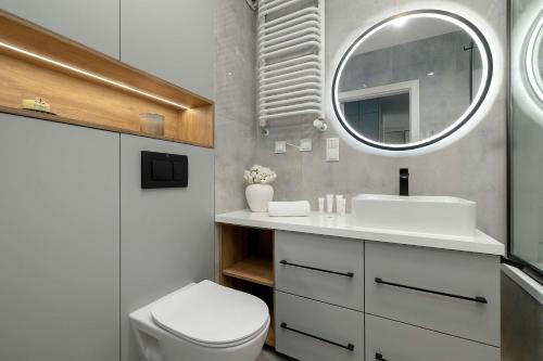 Przestronny Apartament z 2 sypialniami i Balkonem by Noclegi Renters - image 5