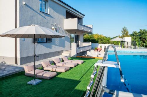 Peldbaseins, Maragora Holiday House & Mini Football in Veliki Bročanac