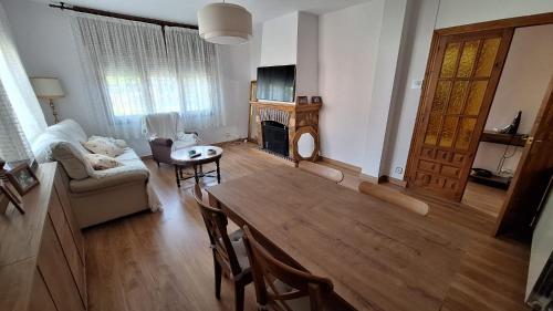Koplietošanas atpūtas telpa ar TV, Chalet del Daniel en La Calabaza in Fresnillo de las Duenas