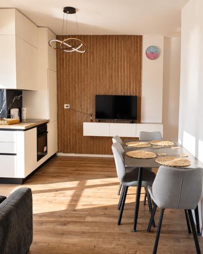 City Center Apartment Fast Wi-Fi 5 Min to Skanderbeg Square - image 3