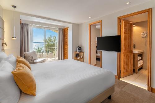 1 queen bed, 3 twin beds