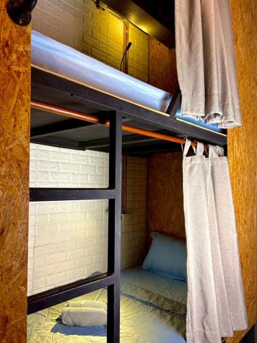 Crew Bangkok Hostel - Room B near MRT in Altres