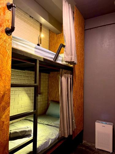 Crew Bangkok Hostel - Room B near MRT in Altres