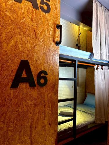 Crew Bangkok Hostel - Room B near MRT in Altres