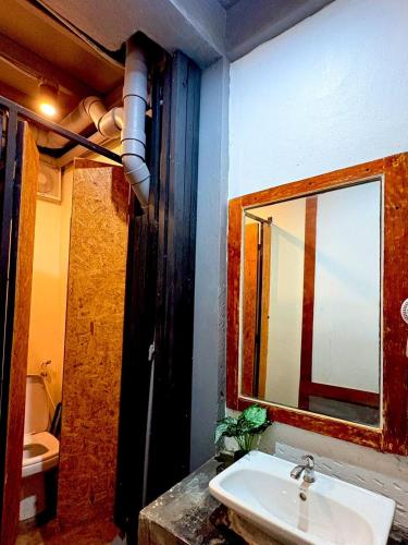 Crew Bangkok Hostel - Room B near MRT in Altres