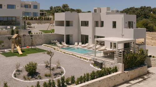 Celestial Villas, Heated Pools, Walk to Shops & Dining, by ThinkVilla gîte à louer Pérama