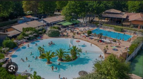 Chalet tout confort dans parc de loisirs arboré et piscine