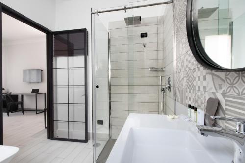Bathroom, La Ferrovia Guest House in Sorrento