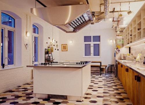 Kitchen, Wombat's City Hostel London in London