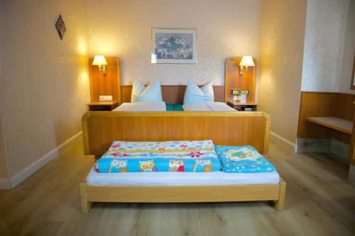 1 queen bed, 1 futon bed