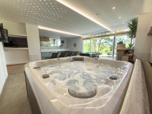 Karstais baseins, Villa Petar Stone in Tijarica