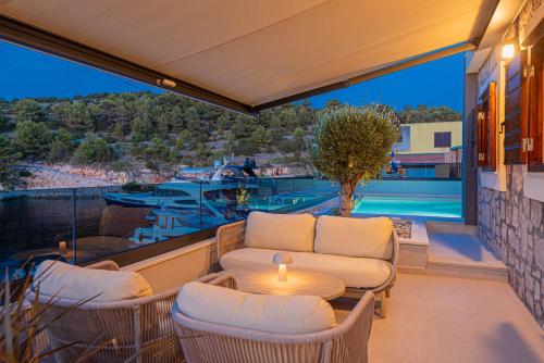 Exterior view, Villa Venetta,beach house,pool,jacuzzi,satellite internet-WiFi,4x4 UTV vehicle,SUP board,Island Zirj in Zirje
