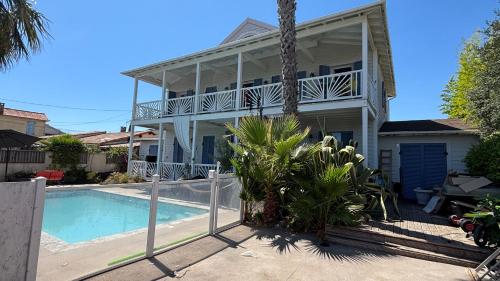 Appartement atypique avec grande terrasse et piscine
