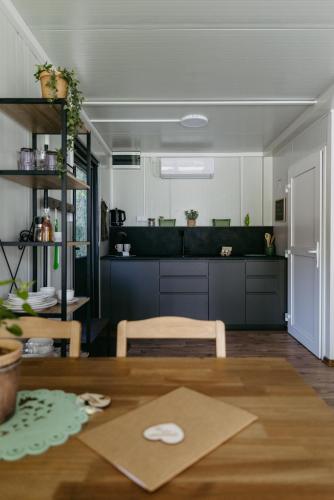 virtuve, Tinyhouse Alpakas Ruhe&Natur Lavendelnest Südburgenland- Frühstück zubuchbar (Tinyhouse Alpakas Ruhe&Natur Lavendelnest Sudburgenland- Fruhstuck zubuchbar) in Gerersdorfa pie Gusingas