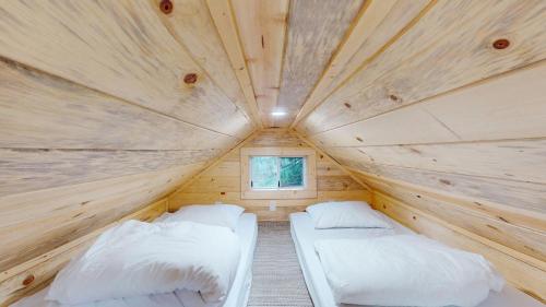 Lazy Dayz-Ryder Cabin by Okanagan Premier in Christina Lake (BC)