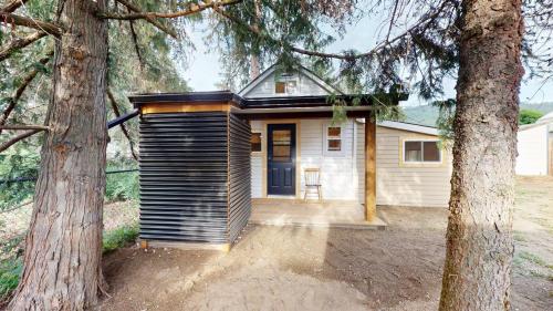 Lazy Dayz-Ryder Cabin by Okanagan Premier in Christina Lake (BC)
