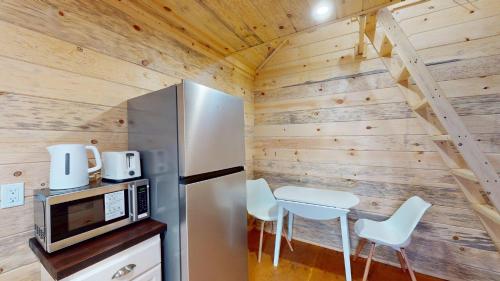 Lazy Dayz-Ryder Cabin by Okanagan Premier in Christina Lake (BC)