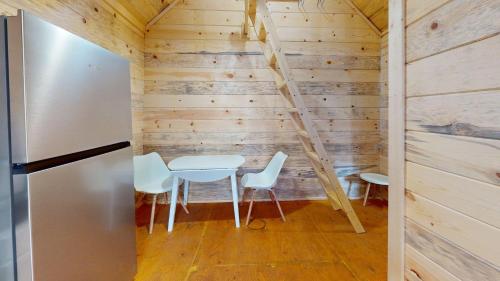 Lazy Dayz-Ryder Cabin by Okanagan Premier in Christina Lake (BC)