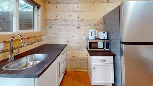 Lazy Dayz-Ryder Cabin by Okanagan Premier in Christina Lake (BC)