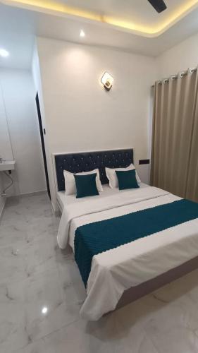 The Hilltop inn in Moleshwar