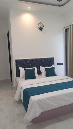 The Hilltop inn in Moleshwar