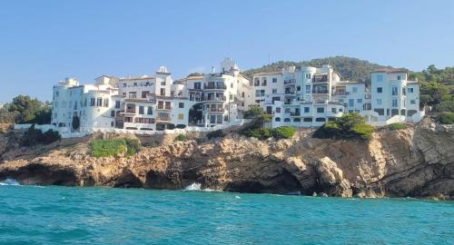 Charming Apartment On The Cliffs with sea views