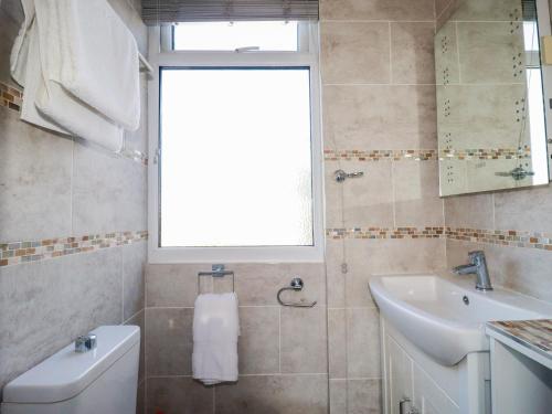 Shoreline Apartment No 4 - image 5