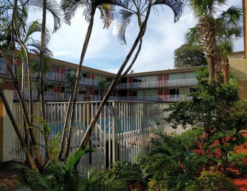 Red Carpet Inn Airport Fort Lauderdale - image 5