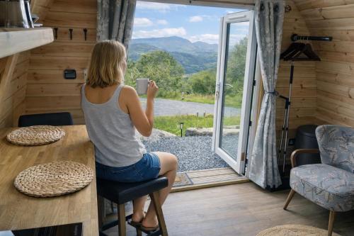 Mountain View Cabin with Private Hot Tub Snowdonia in Pen-y-bryn