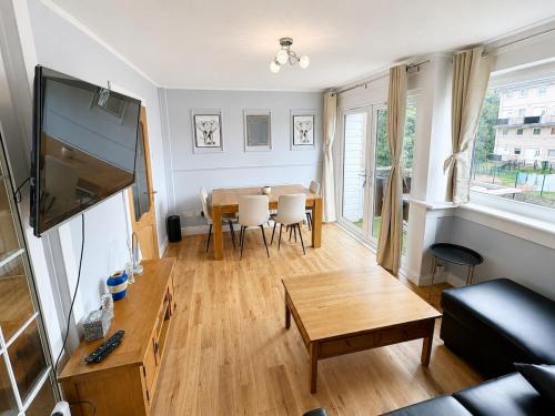 Stylish Glasgow Apartment with Balcony and Free Parking — other in 5A Inverclyde Gardens, Rutherglen United Kingdom, G73 5HG