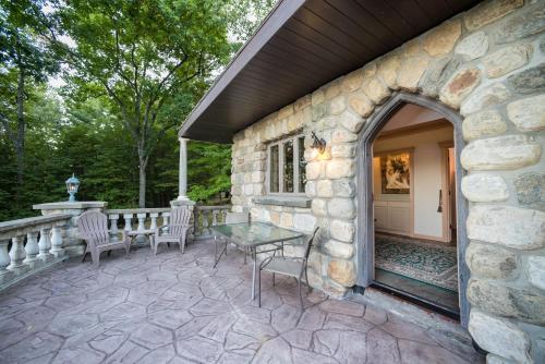 HIGHLANDS CASTLE overlooking Lake George plus 2 other CASTLES & SUITES