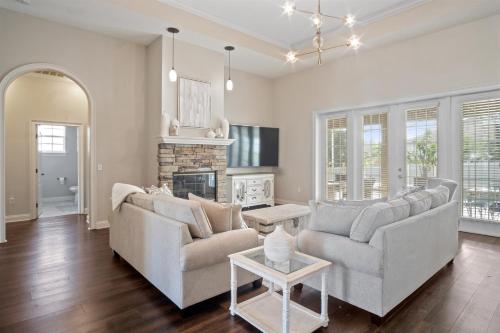 . Luxury Heated Pool Home, 85 inch TV, King bed