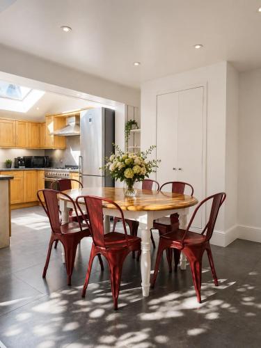 West Central London, Entire House Sleeps 9 with Parking