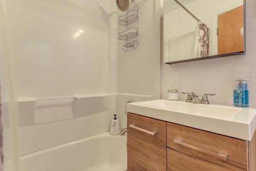 Close to Hospitals! Centrally Located Pueblo Condo in 普韋布洛市區