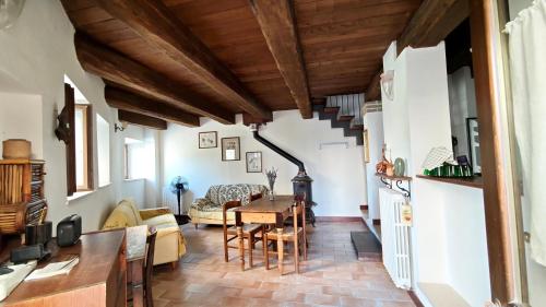 Vintage cozy apartment with 2 rooms in Smerillo