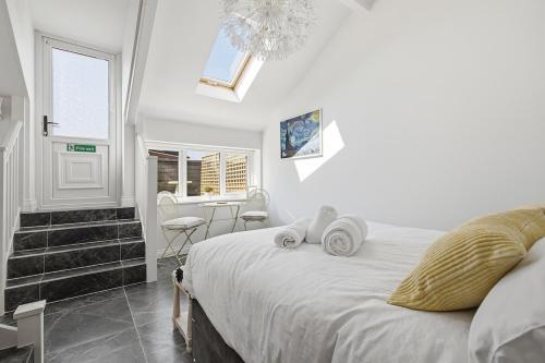 6BR Triplex | Pool Table | Rooftop Garden - image 4
