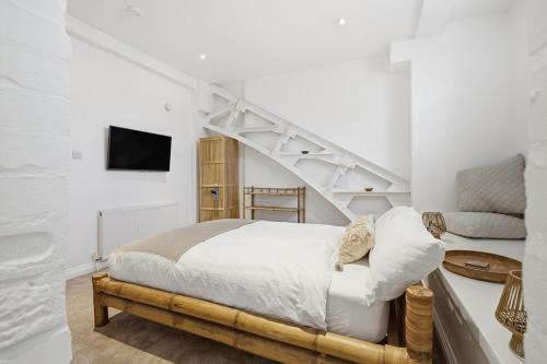 6BR Triplex | Pool Table | Rooftop Garden - image 5
