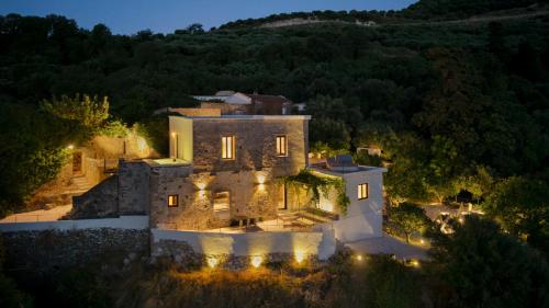 Restored Cretan Stone Villa with Heated Plunge Pool & Sea Views gîte à louer Aïkiryiánnis