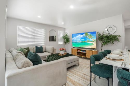 Entire Private House Ranch-Style w Gated Yard, Parking, 4 Bedroom 3 Bathrooms, Available Now in La Mesa