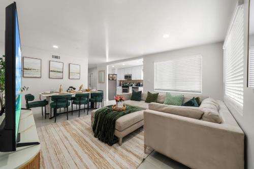 Entire Private House Ranch-Style w Gated Yard, Parking, 4 Bedroom 3 Bathrooms, Available Now in La Mesa