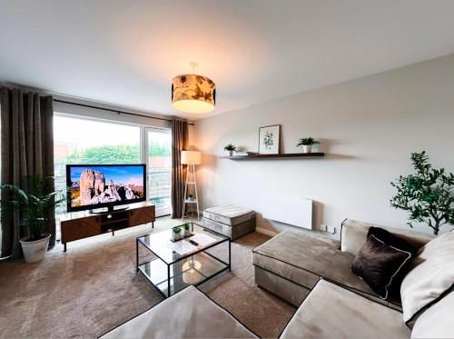 Shared lounge/TV area, Stunning 2-Bed Retreat in Central Glasgow in Glasgow