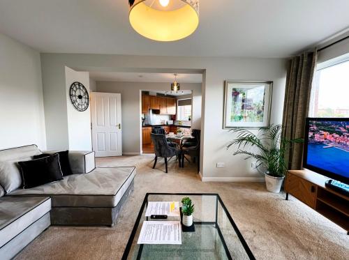 Shared lounge/TV area, Stunning 2-Bed Retreat in Central Glasgow in Glasgow