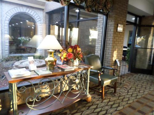 大堂, Clarion Inn Southern Pines - Pinehurst in 南派恩斯