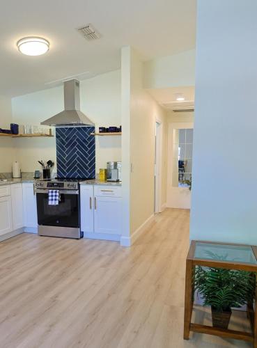 keuken, Blue Jay Bungalow in Safety Harbor