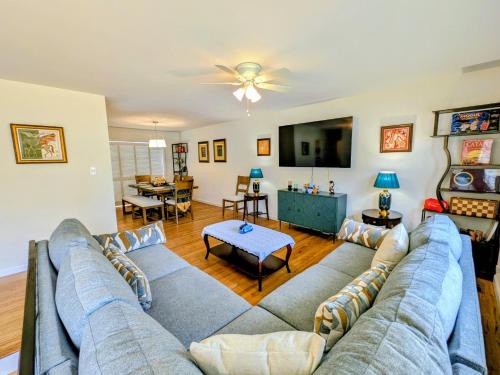 Létesítmények, Spacious Cary Home Gym, Game Room, Huge Fenced Yard! in Cary Belváros