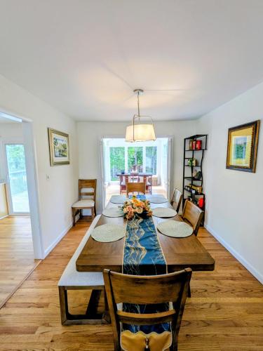 Létesítmények, Spacious Cary Home Gym, Game Room, Huge Fenced Yard! in Cary Belváros