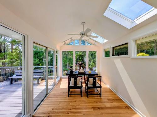 Létesítmények, Spacious Cary Home Gym, Game Room, Huge Fenced Yard! in Cary Belváros